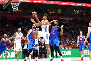 Walter Tavares y Brandon Davies.