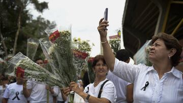 People take part in a tribute to the victims of a plane crash in the Colombian mountains that killed 71 and virtually wiped out the Brazilian football team Chapecoense Real, at the Atanasio Girardot Stadium in Medellin, Colombia, on November 30, 2016.
Emotional tributes were paid Wednesday to the Brazilian football team Chapecoense Real. The charter plane, a British Aerospace 146, reported electrical problems just before the crash as it arrived in Medellin where Chapecoense were to play in the Copa Sudamericana final. / AFP PHOTO / STR / RAUL ARBOLEDA