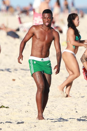 Vinicius disfruta de sus vacaciones en las playas de Río