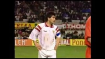 Después de su paso por Italia, volvería a España, pero esta vez a vestir la camiseta del Sevilla. Por los andaluces, jugó 29 cotejos, y marcó 8 goles.