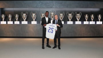 Camavinga poses alongside president Florentino Pérez during his official presentation.