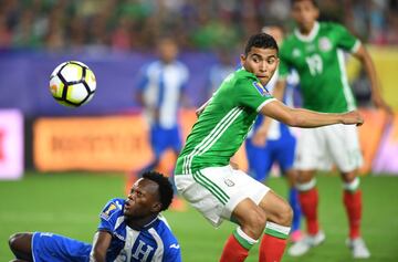 Felix Crisanto (L) of Honduras battles Orbelin Pineda (R) of Mexico  during their quarterfinal CONCACAF Gold Cup match on July 20, 2017 at the University of Phoenix Stadium in Glendale, Arizona. / AFP PHOTO / Robyn Beck