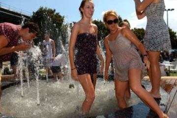 Espectadores refrescandose durante los descansos para hacer frente a las temperaturas que llegan a 43 grados centígrados (109 Fahrenheit) durante el cuarto dia del Abierto de Australia 2014 en Melbourne Park