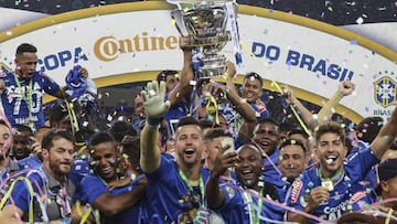 Jugadores de Cruzeiro celebran con el trofeo de campe&oacute;n tras vencer a Flamengo en el partido final de la Copa de Brasil.