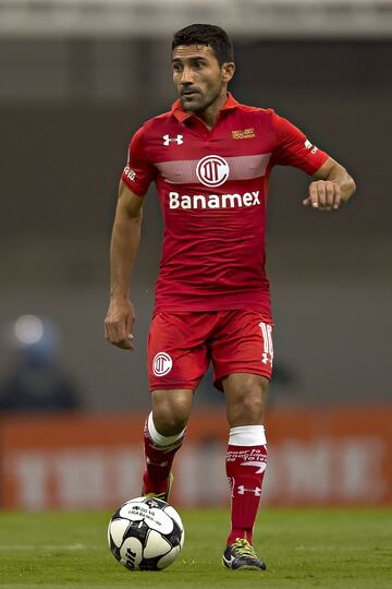 Uno de los grandes extranjeros que han jugado en el futbol mexicano. Antonio Naelson 'Sinha', jugó 19 años en el futbol mexicano. Su paso más emblemático fue con Toluca, equipo con quien ganó cinco títulos de liga. También jugó para Rayados de Monterrey y Querétaro. Se retiró en 2017