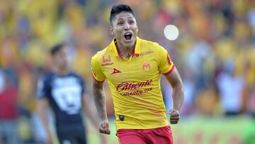 Raúl Ruidíaz celebra un gol con Monarcas de Morelia.