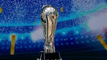 MEX2888. TOLUCA (MÉXICO), 21/05/2025.- El trofeo de campeón del torneo Clausura 2025 de la Liga MX a disputarse entre los clubes mexicanos América y Toluca, es presentado este miércoles en la Federación Mexicana de Fútbol en la ciudad de Toluca, en el Estado de México (México). El argentino Antonio Turco Mohamed, entrenador del Toluca, se rindió ante el tricampeón América, su rival en la serie final del torneo Clausura 2025, al que describió como el equipo más importante del fútbol mexicano. EFE/Felipe Gutiérrez