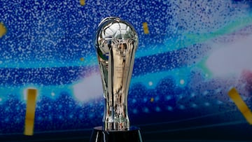 MEX2888. TOLUCA (MÉXICO), 21/05/2025.- El trofeo de campeón del torneo Clausura 2025 de la Liga MX a disputarse entre los clubes mexicanos América y Toluca, es presentado este miércoles en la Federación Mexicana de Fútbol en la ciudad de Toluca, en el Estado de México (México). El argentino Antonio Turco Mohamed, entrenador del Toluca, se rindió ante el tricampeón América, su rival en la serie final del torneo Clausura 2025, al que describió como el equipo más importante del fútbol mexicano. EFE/Felipe Gutiérrez