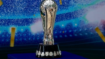MEX2888. TOLUCA (MÉXICO), 21/05/2025.- El trofeo de campeón del torneo Clausura 2025 de la Liga MX a disputarse entre los clubes mexicanos América y Toluca, es presentado este miércoles en la Federación Mexicana de Fútbol en la ciudad de Toluca, en el Estado de México (México). El argentino Antonio Turco Mohamed, entrenador del Toluca, se rindió ante el tricampeón América, su rival en la serie final del torneo Clausura 2025, al que describió como el equipo más importante del fútbol mexicano. EFE/Felipe Gutiérrez