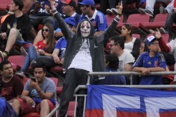 FÃºtbol, Universidad de Chile v Colo Colo.
Final Copa Chile 2015.
Hinchas de Universidad de Chile alientan a su equipo durante el partido final de la Copa Chile contra Colo Colo disputado en el estadio La Portada de La Serena, Chile.
02/12/2015
Alejandro Pizarro/Photosport**********

Football, Universidad de Chile v Colo Colo.
Copa Chile Championship 2015 final.
Universidad de Chile's fans cheer their team during the Copa Chile Championship football match final against Colo Colo at the La Portada stadium in La Serena, Chile.
02/12/2015
Alejandro Pizarro/Photosport