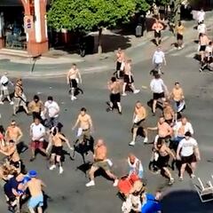 Tremenda batalla campal entre aficionados del Eintracht y Rangers en pleno Sevilla