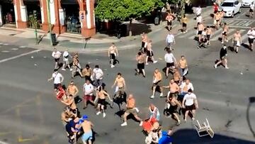 Tremenda batalla campal entre aficionados del Eintracht y Rangers en pleno Sevilla