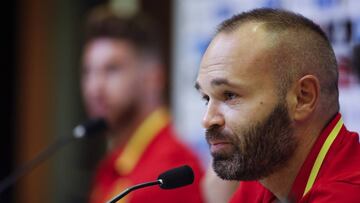 GRA076. LAS ROZAS (C.A. DE MADRID), 01/09/2017.- El capit&aacute;n de la selecci&oacute;n espa&ntilde;ola de f&uacute;tbol Andr&eacute;s Iniesta durante la rueda de prensa ofrecida hoy en la Ciudad del F&uacute;tbol de Las Rozas, en la v&iacute;spera del partido de clasificaci&oacute;n para el Mundial de Rusia 2018 que el combinado espa&ntilde;ol disputa ma&ntilde;ana contra Italia en el Santiago Bernab&eacute;u. EFE/JuanJo Mart&iacute;n