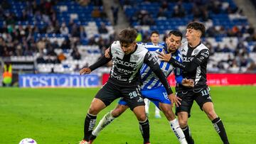 AME3012. MONTERREY (MÉXICO), 31/10/2023.- Jesús Corona (c) de Rayados de Monterrey disputa el balón con Emilio Martínez (i) y Heriberto Jurado (d) del Necaxa hoy, durante un partido correspondiente a la jornada 15 del Torneo apertura 2023 del fútbol mexicano, en el estadio BBVA de la ciudad de Monterrey. (México). EFE/ Miguel Sierra