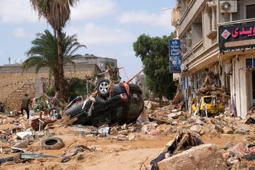 Automóviles dañados y calles destrozadas en Derna.