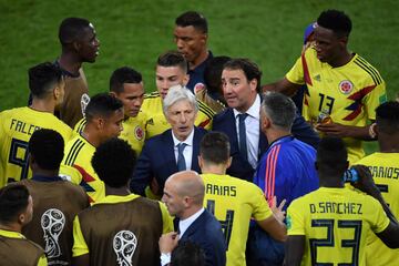 José Pekerman dando instrucciones a sus jugadores momentos antes de comenzar la prórroga.