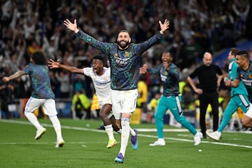 Los jugadores del Real Madrid celebran la victoria y la clasificación para la final de París. En la imagen, Karim Benzema.