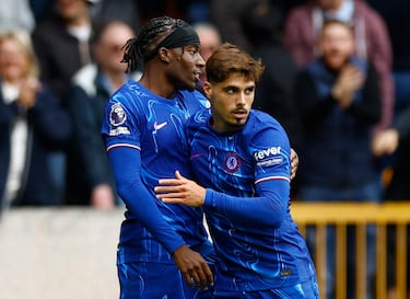 Ya con Pedro Neto en la cancha, Madueke festejó con el portugués después de marcar su tercer gol en el partido y el quinto para los 'Blues'.