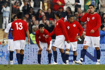 Brasil jugó con todas sus figuras: Júlio César, Dani Alves, Kaká, Ronaldinho y Robinho, entre otros. En la Roja de los que fueron bicampeones de América jugaron Claudio Bravo, Matías Fernández y Jorge Valdivia. Jorge Vargas fue el capitán de la Roja.