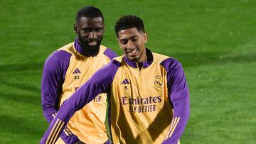 RIAD (ARABIA SAUDÍ), 09/01/2024.- El centrocampista inglés del Real Madrid Jude Bellingham (d) y el defensa alemán Antonio Rüdiger (i) participan en el entrenamiento del equipo este miércoles en las instalaciones del Al-Nassr en Riad, Arabia Saudí, en la víspera del partido de semifinales de la Supercopa de España ante el Atlético de Madrid. EFE/ Juan Carlos Cárdenas
