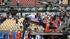 MONTMELO, SPAIN - MAY 12:  The car of Brendon Hartley of New Zealand and Scuderia Toro Rosso is recovered from the track after he crashed during final practice for the Spanish Formula One Grand Prix at Circuit de Catalunya on May 12, 2018 in Montmelo, Spain.  (Photo by David Ramos/Getty Images)