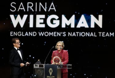 La entrenadora holandesa de la selección inglesa de fútbol, ​​Sarina Wiegman, habla tras recibir el premio Johan Cruyff a la Mejor entrenadora.