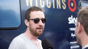 El exciclista brit&aacute;nico Bradley Wiggins atiende a los medios antes de una etapa en el Tour de Gran Breta&ntilde;a de 2016.