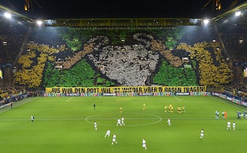 El estadio del Borussia de Dortmund, Signal Iduna Park, es uno de los feudos más famosos y con mayor ambiente de Europa. Situado  en la ciudad de Dortmund, en el estado federado de Renania del Norte-Westfalia, al oeste de Alemania. Es el quinto estadio más grande de Europa, y el tercer hogar más grande de un club europeo de primer nivel después del Camp Nou y el Estadio Santiago Bernabéu.