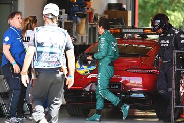 Fernando Alonso llega al coche médico de la FIA después de estrellarse durante los últimos entrenamientos del sábado.