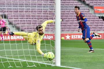 1-0. Leo Messi marca el primer gol.