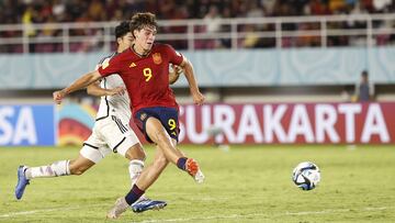 Marc Guiu anota el segundo gol de España ante Japón.