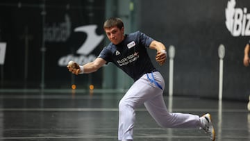 GRAFCAV6940. BILBAO, 25/11/2025.-El delantero de la selección de Francia , Barnetche Damien golpea la pelota en partido frente a la selección de Euskadi, modalidad de pelota mano parejas en el torneo internacional de Liga de Naciones celebrado en el frontón Bizkaia, en Bilbao. EFE/Luis Tejido