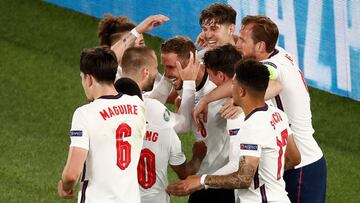 England&#039;s midfielder Jordan Henderson (C) celebrates with teammates after scoring the team&#039;s fourth goal during the UEFA EURO 2020 quarter-final football match between Ukraine and England at the Olympic Stadium in Rome on July 3, 2021. (Photo by
