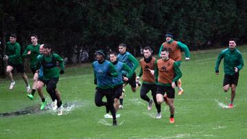 La plantilla del Racing, entrenando bajo la lluvia en La Albericia.