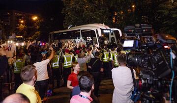 El al.utobús del Real Madrid llegando al Opera Hote