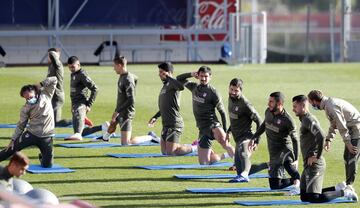 El "Profe" Ortega supervisa el entrenamiento físico del grupo. 