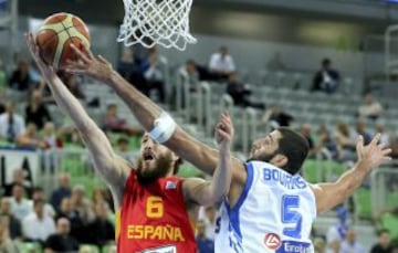 El jugador griego Yannis Bourousis (d) pelea por el balón con el español Sergio Rodríguez gesticula durante el partido Grecia-España.