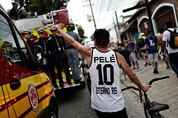 Vista general de los aficionados mientras el ata¨²d de la leyenda del f¨²tbol brasile?o Pel¨¦ es transportado por el departamento de bomberos hasta el cementerio.