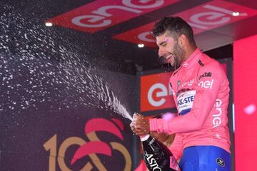 Gaviria ganó 4 etapas del Giro de Italia en 2017, un hecho histórico en el ciclismo colombiano. El paisa alcanzó a vestir la camiseta de líder de la carrera. En ese momento se convirtió en el mejor sprinter del mundo.