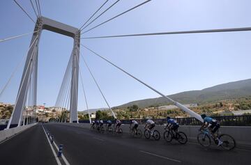 Parte del pelotón a su paso por el puente Fernando Reig en Alcoy.