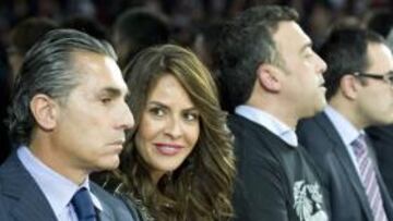 <b>ATENTO. </b>Scariolo estuvo en Bilbao con su mujer, Blanca Ares, siguiendo la semifinal Bizkaia-Madrid.