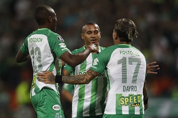 Macnelly Torres celebrando su gol junto a Helibelton palacios y Dayro Moreno.