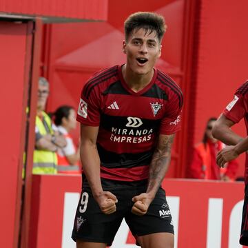 Desde los seis a?os en la Academia, el delantero ha salido al Mirand¨¦s para mostrar su olfato goleador en Segunda. Y desde el primer d¨ªa ha conquistado Anduva. La temporada pasada fue la figura del ascenso del Atleti B a Primera RFEF. 18 goles en liga y dos en el playoff que le confirmaron como un proyecto de enorme futuro. Y en el Mirand¨¦s ha conseguido cinco dianas en sus cinco primeros partidos. Su encuentro ante el Andorra fue un espect¨¢culo. Doblete, el segundo con un taconazo esplendido en el minuto 98 para hacer el 4-3, y la asistencia del primer gol. Riquelme y Camello ya brillaron en sus pr¨¦stamos en el equipo rojillo y Carlos Mart¨ªn, a sus 21 a?os, quiere seguir sus pasos y ganarse un sitio en la m¨¢xima categor¨ªa.