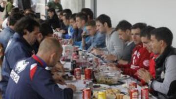 Paco y el resto del cuerpo técnico almuerzan con el primer equipo en la Ciudad Deportiva.