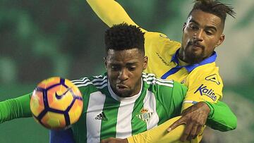 Ryan Donk, luchando por un balón con Boateng en el Betis-Las Palmas.