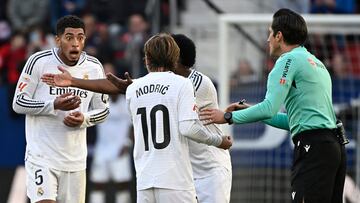 Reacción del jugador del Real Madrid, Jude Bellingham, tras ser expulsado por el árbitro, Munuera Montero.