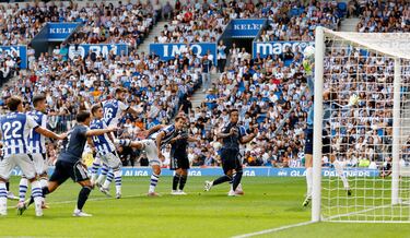 Remiro respondió con una espectacular parada, empleándose a fondo en la estirada.