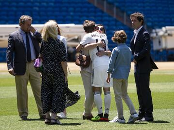 El jugador donostiarra ha sido presentado en el estadio Santiago Bernabéu de la mano de Florentino Pérez y acompañado de su familia.