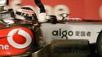 <B>ACLAMADO.</B> Alonso recibió el apoyo de miles de aficionados en su paseo por las calles de Valencia.