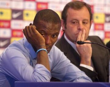 Eric Abidal anunció en una sala de prensa repleta y entre lágrimas que se va del Barcelona. Lo hizo en un acto en el que estuvo acompañado por toda la plantilla del Barcelona y en la que estuvo acompañado por Sandro Rosell y Andoni Zubizarreta.